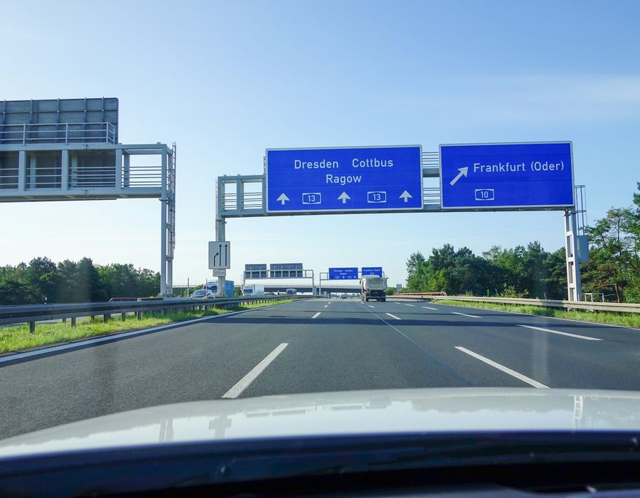 Autostrada w Niemczech z drogowskazami na Frankfurt nad Odrą i Cottbus