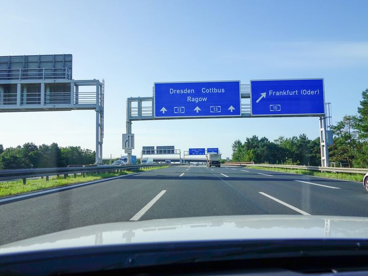 Autostrada z drogowskazami w kierunku granicy polsko-niemieckiej